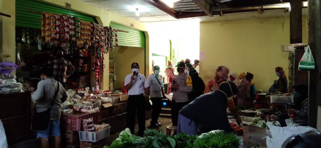 Satgas Kalurahan Kampanyekan PROKES di Pasar Kal. Sentolo